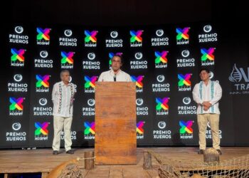 Carlos Gaytán recibe el Premio Xueños en Xcaret