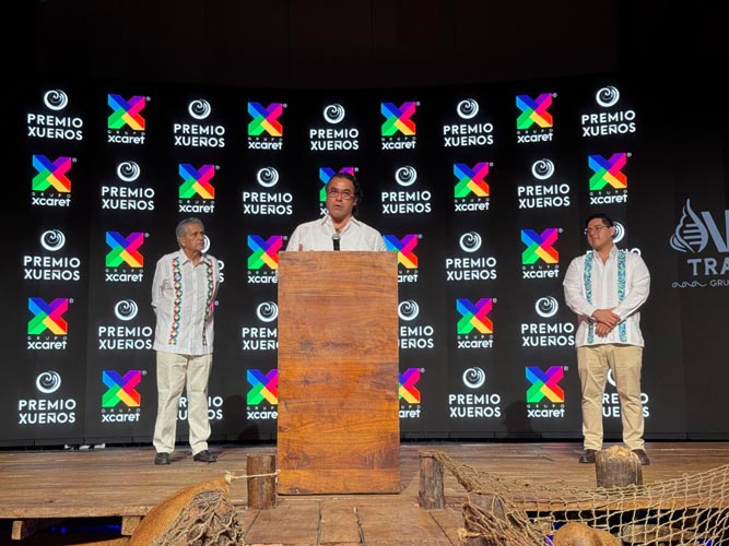Carlos Gaytán recibe el Premio Xueños en Xcaret