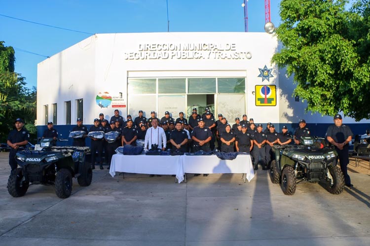 Reciben policías equipamiento y uniformes en Lázaro Cárdenas