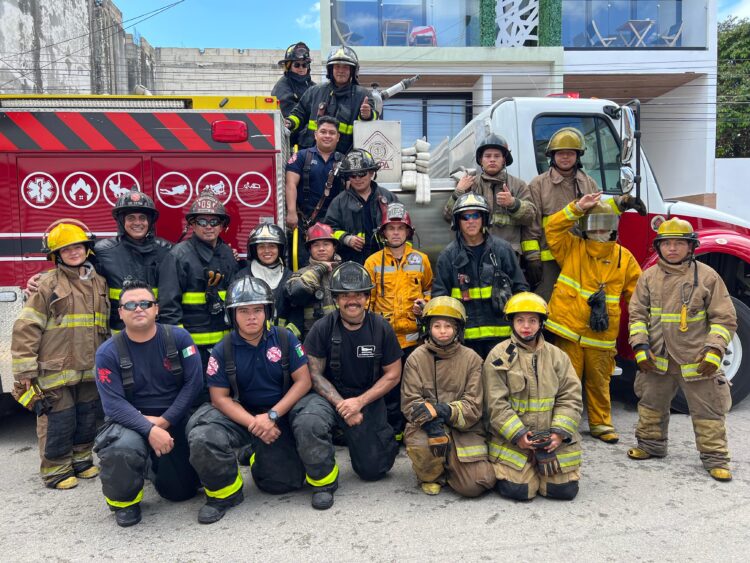 Bomberos de Playa del Carmen capacitan a sus pares de Puerto Morelos