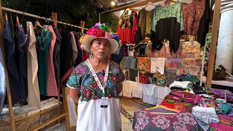 Artesanas mayas renuevan bordados con apoyo del Instituto Xcaret