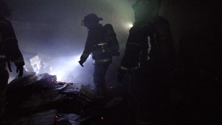 Sofocan Bomberos incendio en carpintería de Cancún
