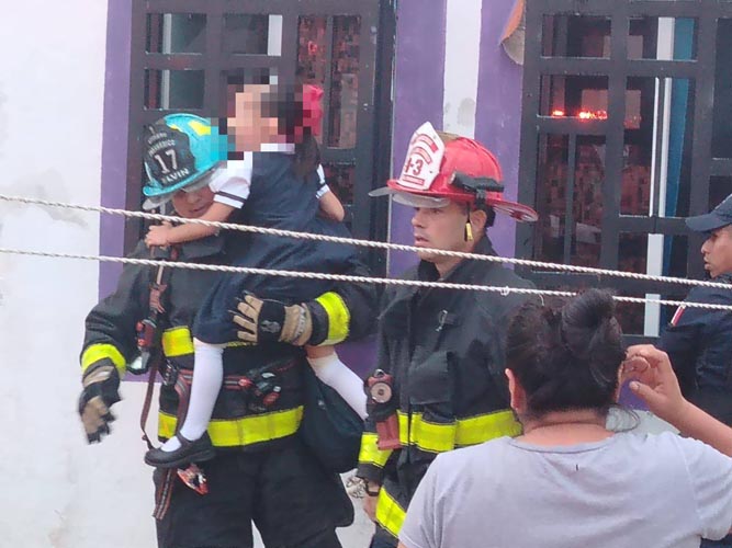 Bomberos rescatan a niña y a su perrito de incendio en Playa del Carmen