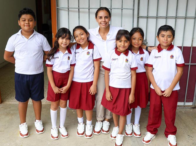 Cancún impulsa la educación con entrega masiva de tenis