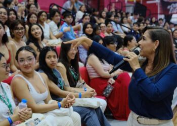 Gobernadora exhorta a universitarios a ser "parteaguas" en la transformación nacional