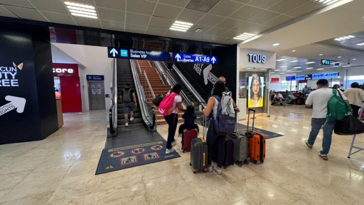 Amplia actividad aérea en Cancún este día