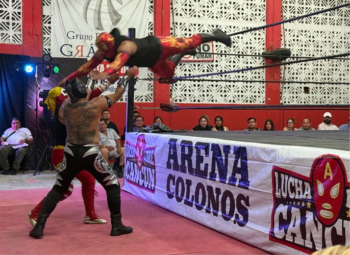 Lucha Libre Cancún cerró octubre con una función llena de golpes, vuelos y pasión