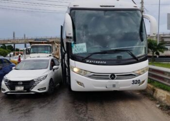 Imprudencia al cambiar de carril causa colisión en la Colosio