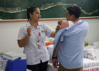 Piden a familias de Puerto Morelos sumarse a la vacunación contra la influenza