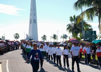 Más de 9 mil personas participan en el desfile en Chetumal