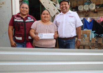 Entregan láminas de zinc a familias isleñas para reforzar techos ante temporada de lluvias