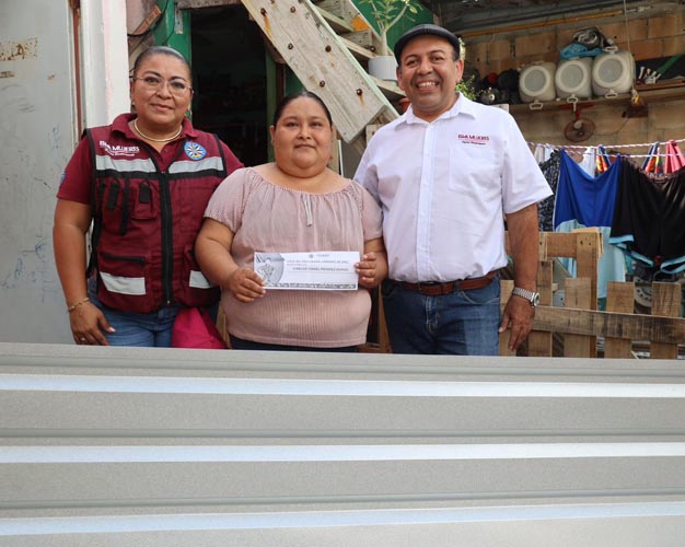 Entregan láminas de zinc a familias isleñas para reforzar techos ante temporada de lluvias