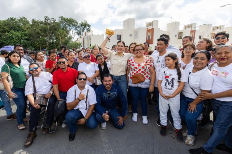 Sheinbaum entrega primeras casas del bienestar en Playa del Carmen