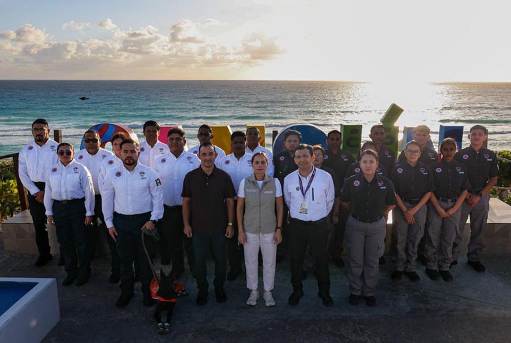 Refuerzan seguridad en playas de Cancún con nuevo equipo para guardavidas