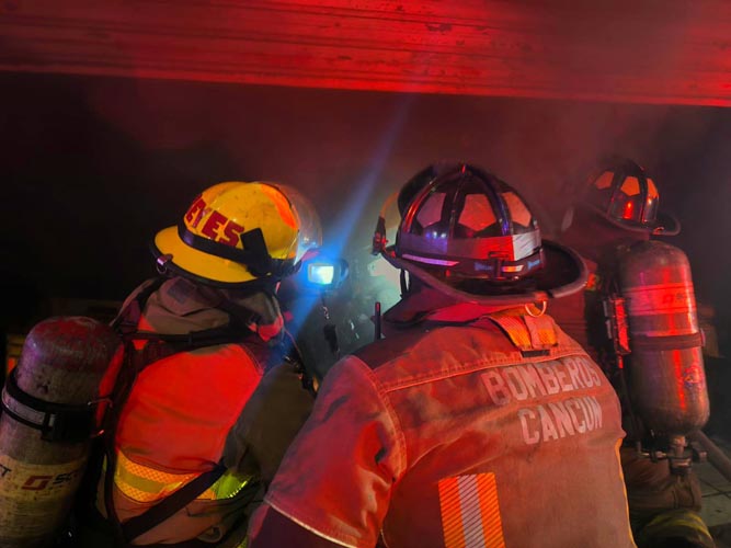 Controlan incendio en local comercial de la Región 228 de Cancún