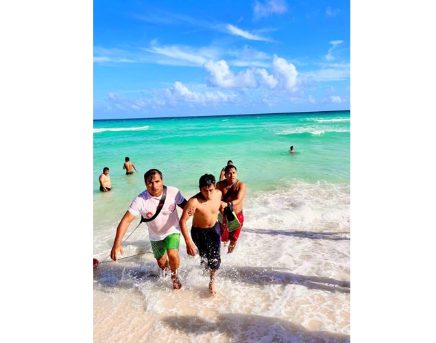 Bomberos y Protección Civil realizan doble operativo acuático en Cancún