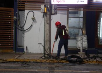 Avanza retiro de postes en Rueda Medina para modernizar Isla Mujeres