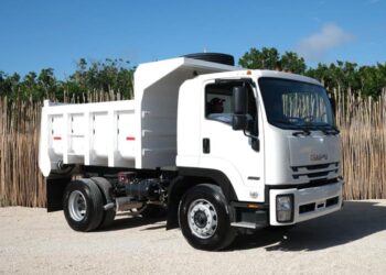 Mahahual recibe equipo para agilizar la recolección de sargazo