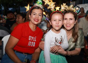 Atenea Gómez acerca actividades navideñas a barrios de Isla Mujeres