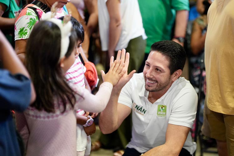 Renán Sánchez reúne a familias de Cozumel en posada navideña