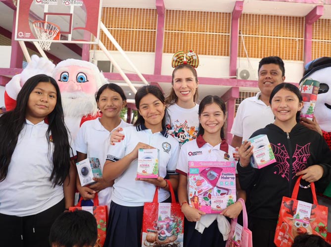Atenea Gómez lleva la magia navideña a escuelas de Isla Mujeres