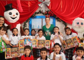 Atenea Gómez lleva sonrisas a escuelas de Isla Mujeres