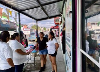 Retira Ayuntamiento comercios que bloqueaban banquetas en Villas Otoch Paraíso