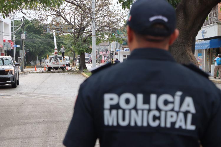 Atienden riesgo vial por sustancia resbaladiza en la avenida 30 de Playa del Carmen
