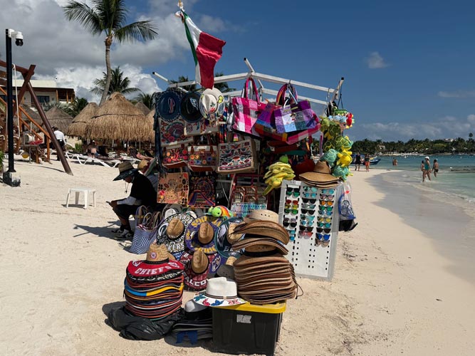 Ambulantaje en playas de Tulum genera desorden y riesgos, advierte hoteleros