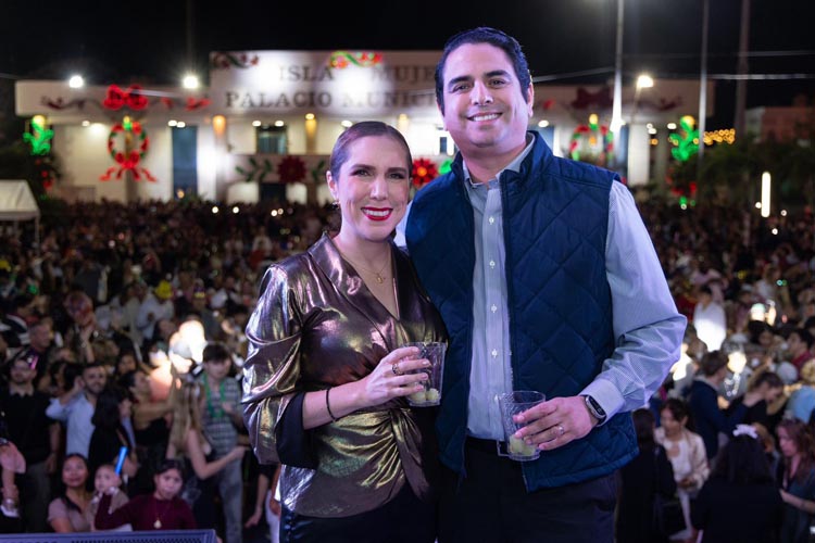 Isla Mujeres recibe el 2026 con multitudinario baile popular