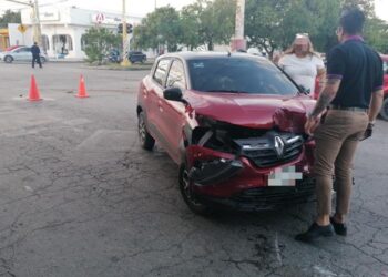 Accidente en Diagonal Tulum deja camioneta volcada y una menor lesionada
