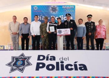 Atenea Gómez distingue a la policía de Isla Mujeres en su día