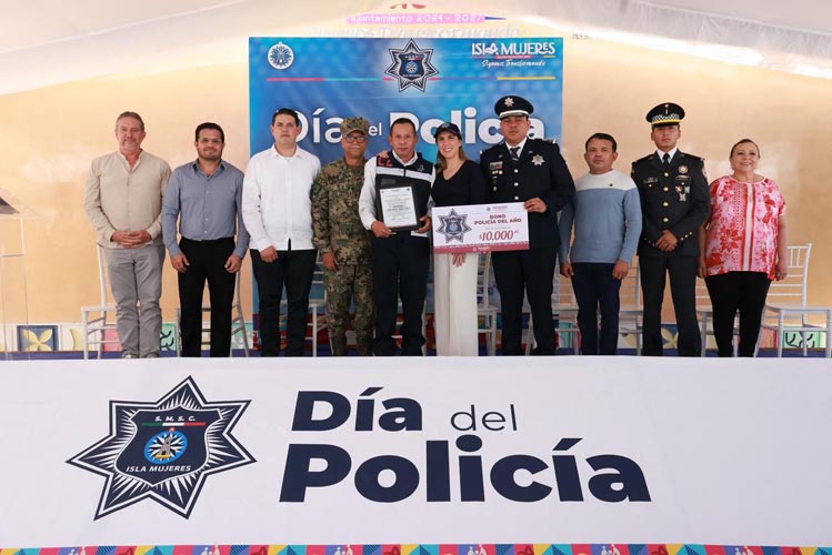 Atenea Gómez distingue a la policía de Isla Mujeres en su día