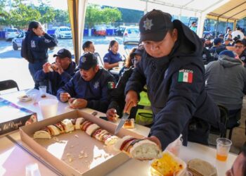 Reconocen a policías de Lázaro Cárdenas con un festejo