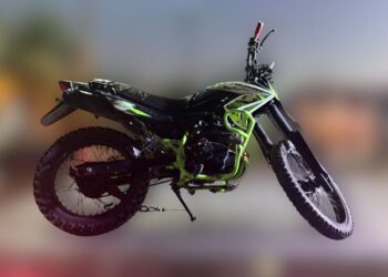 Tres detenidos tras persecución en la 102; uno tenía orden de aprehensión