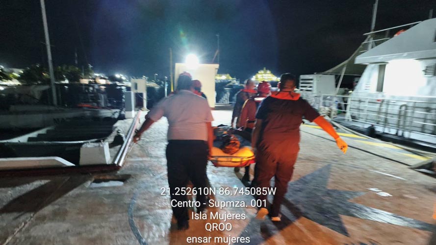 Marina evacúa de emergencia a mujer embarazada desde crucero en Isla Mujeres