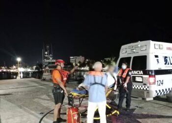 Marina traslada de urgencia a paciente desde Isla Mujeres a Puerto Juárez