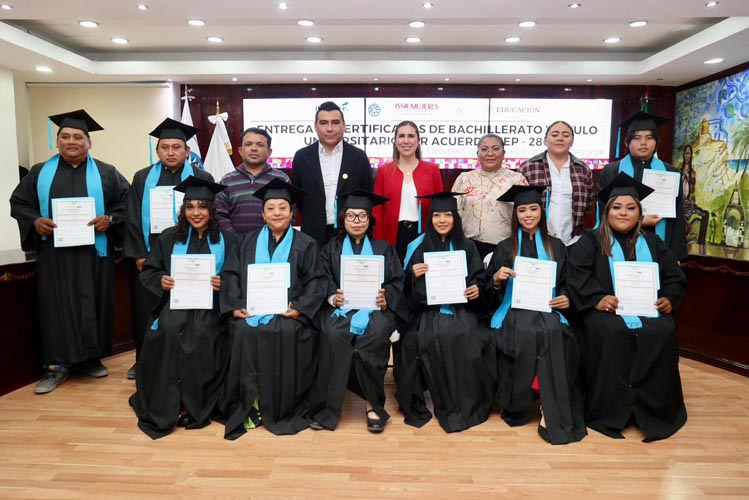 Isla Mujeres reconoce a 12 estudiantes que concluyeron su formación académica