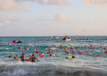 Nadadoras de 12 países cruzan el mar entre Cancún e Isla Mujeres