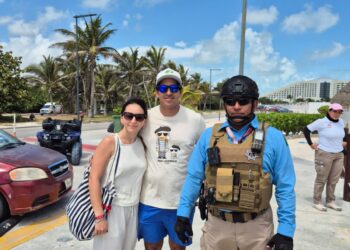 Policía Turística de Cancún recupera celular extraviado a turistas en Playa Delfines