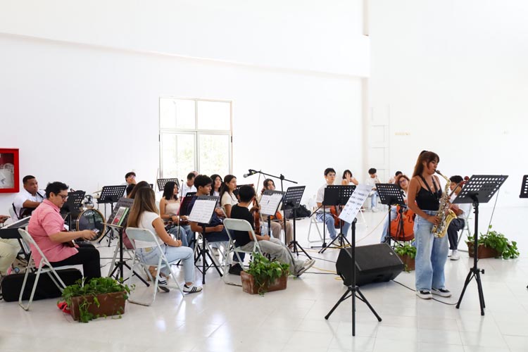 Música, danza y arte llenan el aula magna de la Uqroo