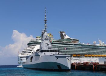 Atraca en Cozumel fragata francesa de alta tecnología capaz de detectar submarinos a gran distancia