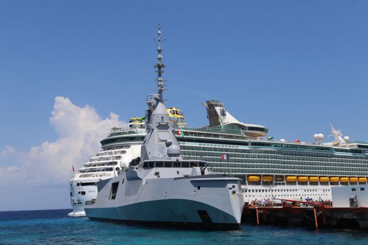 Atraca en Cozumel fragata francesa de alta tecnología capaz de detectar submarinos a gran distancia