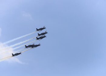 Cierra Tulum Air Show con playa llena y cielo en acción