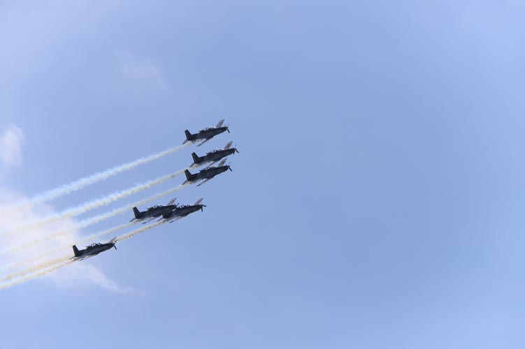 Cierra Tulum Air Show con playa llena y cielo en acción