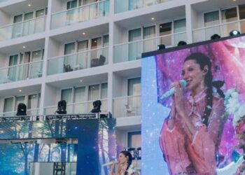 Yami Safdie conquista Cancún con un showcase íntimo en Hard Rock