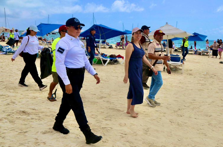 Atenea supervisa operativo vacacional en playas de Isla Mujeres
