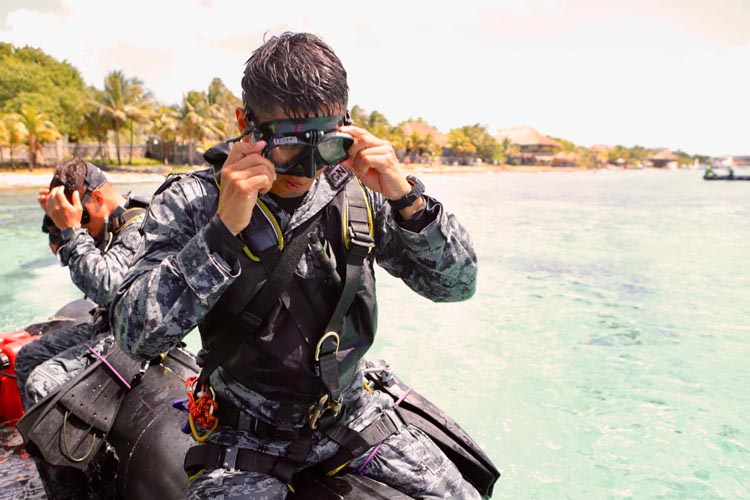 Guardia Nacional realiza curso de buceo de combate en Cozumel