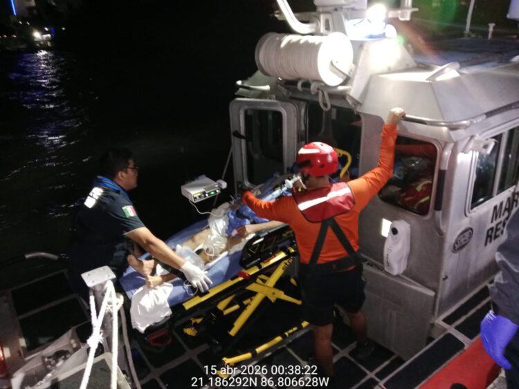 Marina evacúa por mar a paciente con derrame cerebral en Isla Mujeres