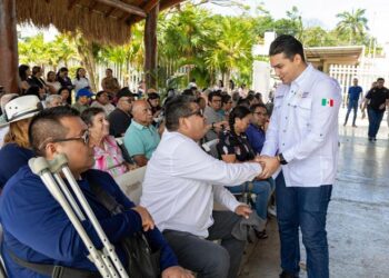 Entregan tarjetones a personas con discapacidad en Playa del Carmen